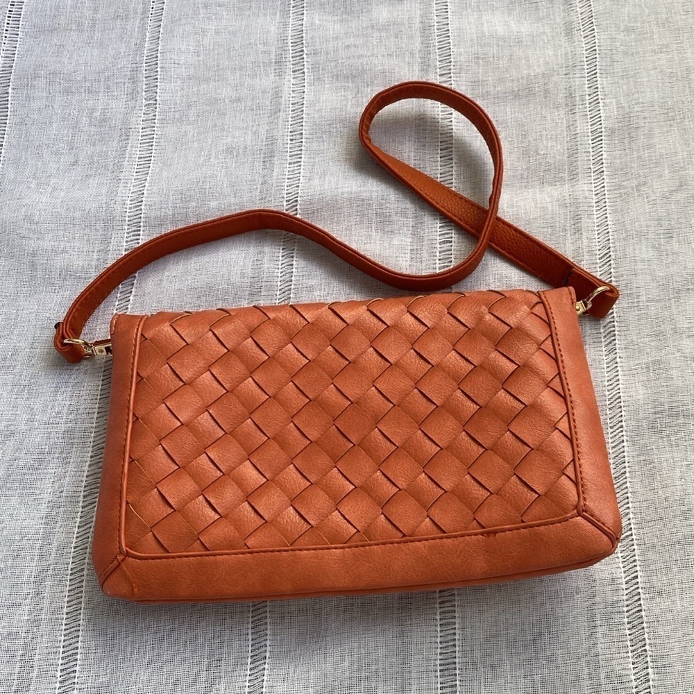 Urban Expressions  NWOT orange woven vegan shoulder bag. - Picture 8 of 12